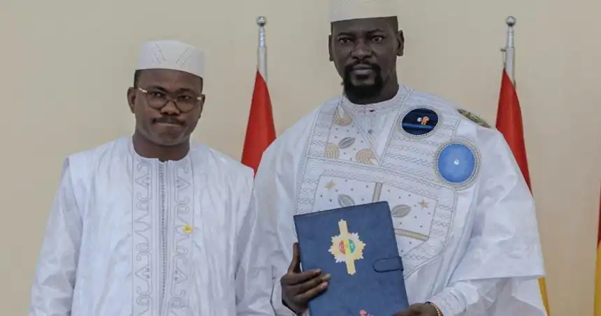 Mamadi Doumbouya décore les conseillers nationaux de la Transition