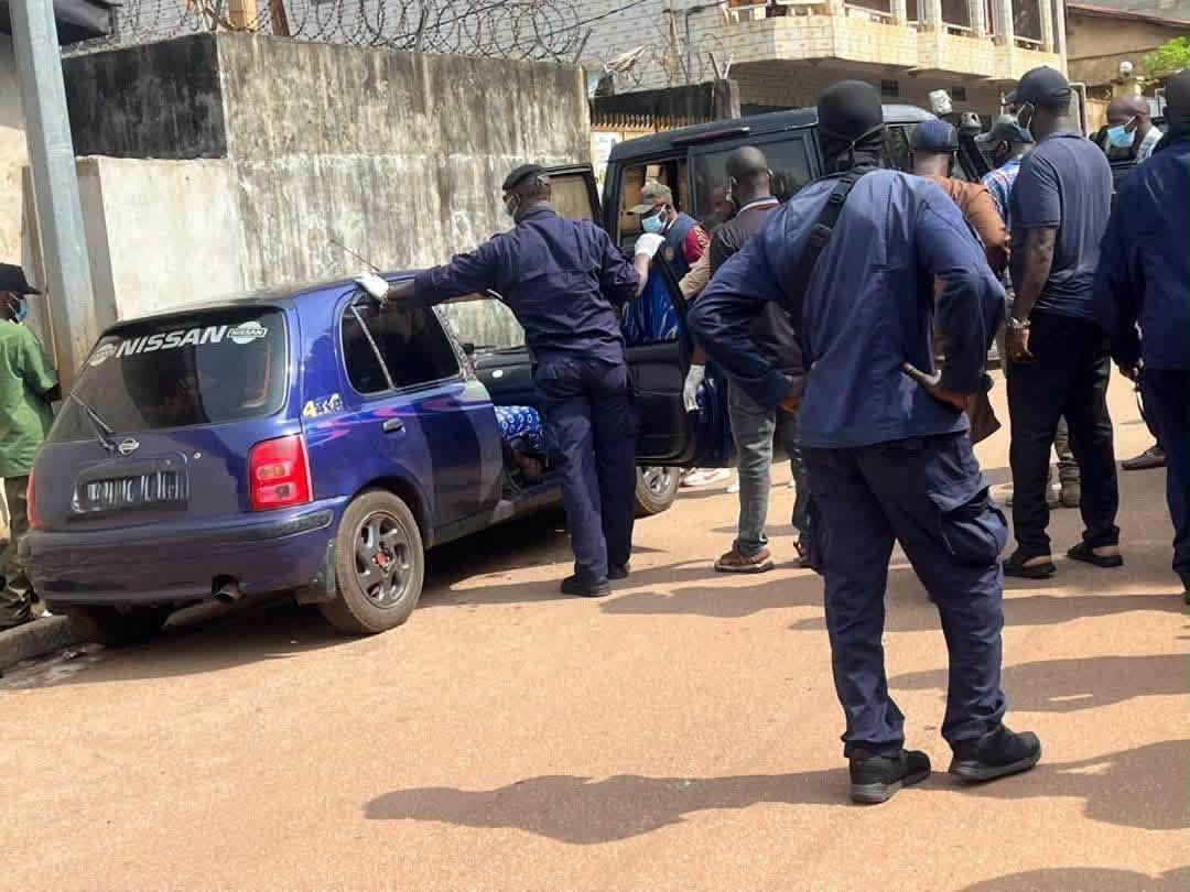 Conakry : deux corps retrouvés dans une voiture à Petit-Simbaya, une enquête attendue